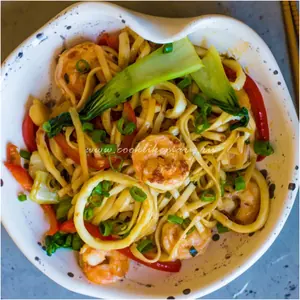 Fried noodles with seafood