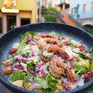 Shrimp garlic salad
