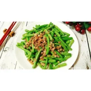 Stir-fried green beans with garlic