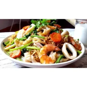 Fried noodles with shrimp and squid