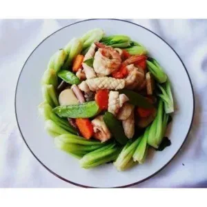 Fried rice with stir-fried seafood and cabbage
