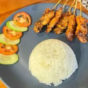 Grilled chicken skewers with white rice