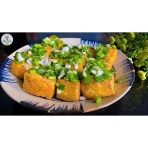 Fried rice with tofu and onions
