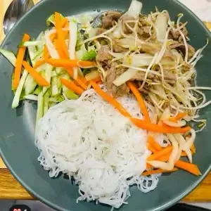 Rice vermicelli with stir-fry beef