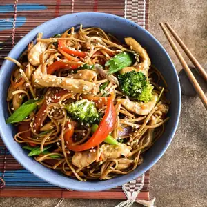 Fried noodles with chicken