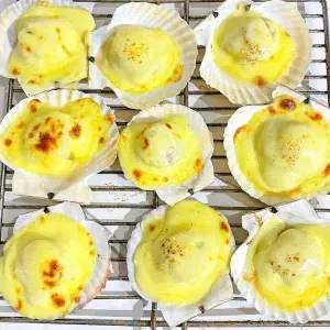 Grilled scallops with cheese