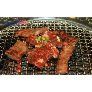 Grilled beef with salt and chili