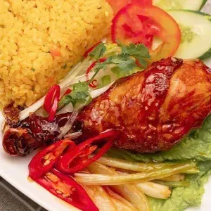 Fried rice with fried chicken thighs in spicy and sour sauce