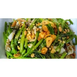 Razor clams stir-fried with water spinach
