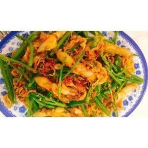 Stir-fried noodles with cockles