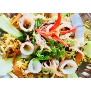 Stir-fried noodles with squid